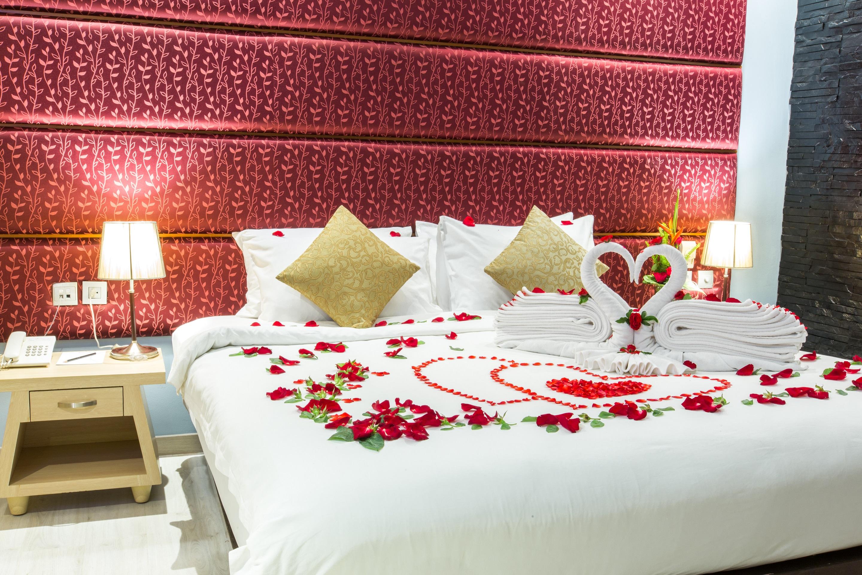 إندوتشين ريزورت آند فيلاز Patong المظهر الخارجي الصورة A bed decorated with rose petals