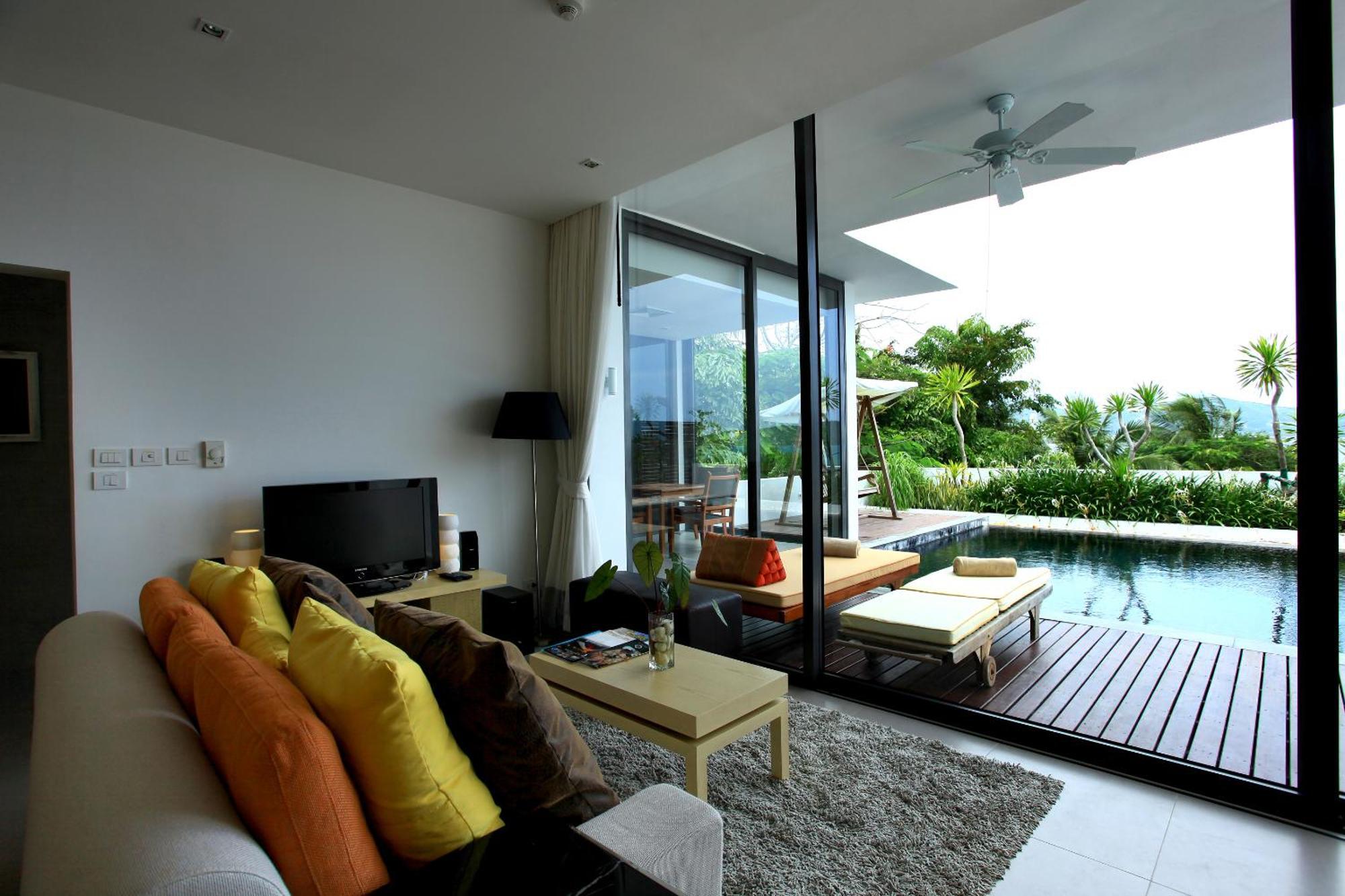 إندوتشين ريزورت آند فيلاز Patong المظهر الخارجي الصورة A living room with a view of the pool