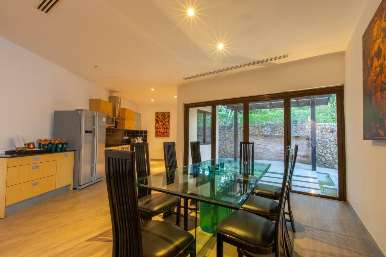 إندوتشين ريزورت آند فيلاز Patong المظهر الخارجي الصورة A dining room in a villa